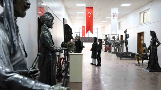 Heykel sanatçısı katı endüstriyel malzemelerden dev ejderha heykeli yaptı