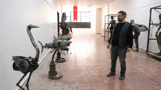 Heykel sanatçısı katı endüstriyel malzemelerden dev ejderha heykeli yaptı