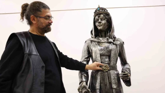 Heykel sanatçısı katı endüstriyel malzemelerden dev ejderha heykeli yaptı