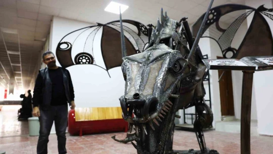 Heykel sanatçısı katı endüstriyel malzemelerden dev ejderha heykeli yaptı