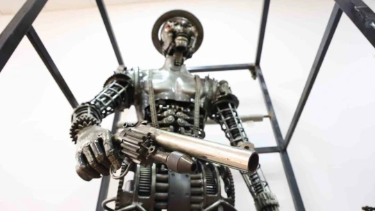 Heykel sanatçısı katı endüstriyel malzemelerden dev ejderha heykeli yaptı