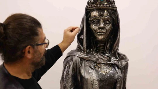 Heykel sanatçısı katı endüstriyel malzemelerden dev ejderha heykeli yaptı