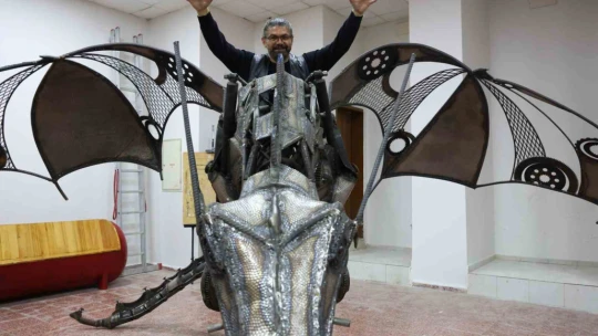 Heykel sanatçısı katı endüstriyel malzemelerden dev ejderha heykeli yaptı