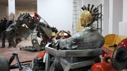 Heykel sanatçısı katı endüstriyel malzemelerden dev ejderha heykeli yaptı