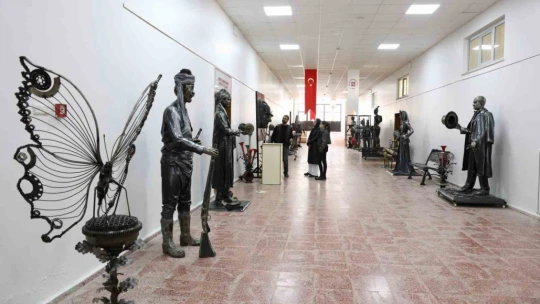 Heykel sanatçısı katı endüstriyel malzemelerden dev ejderha heykeli yaptı