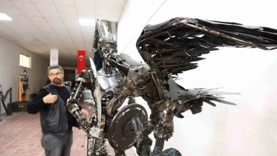 Heykel sanatçısı katı endüstriyel malzemelerden dev ejderha heykeli yaptı