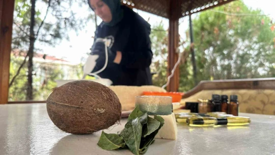 Hindistan cevizinden doğal sabun, sivilce ve lekeleri yok ediyor
