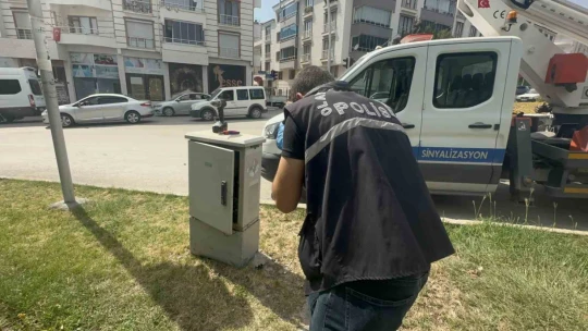 Hırsızlar kavşak kontrol cihazını çaldı