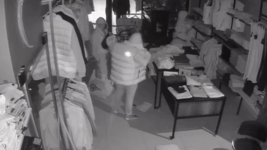 Hırsızlığın bu kadarına da pes: Müşteri gibi önce denediler sonra çaldılar