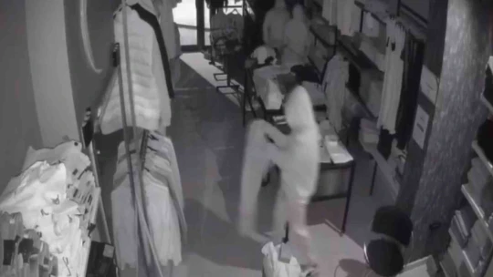 Hırsızlığın bu kadarına da pes: Müşteri gibi önce denediler sonra çaldılar