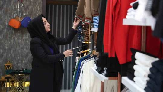 Hırsızlığın bu kadarına da pes: Müşteri gibi önce denediler sonra çaldılar