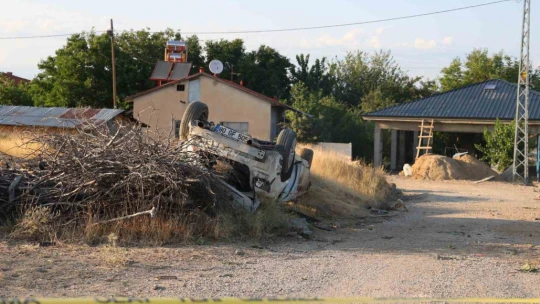 Hızını alamayan otomobil bahçeye uçtu: Olay anı güvenlik kamerasında