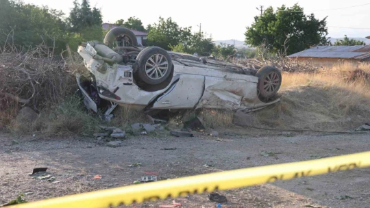 Hızını alamayan otomobil bahçeye uçtu: Olay anı güvenlik kamerasında