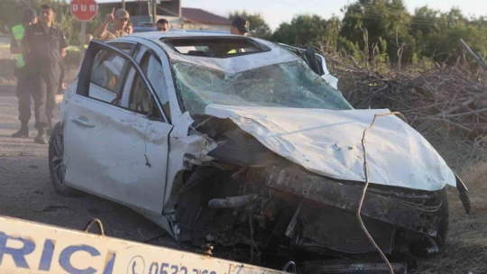 Hızını alamayan otomobil bahçeye uçtu: Olay anı güvenlik kamerasında