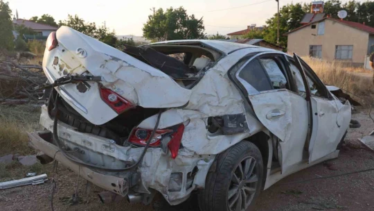 Hızını alamayan otomobil bahçeye uçtu: Olay anı güvenlik kamerasında