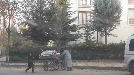 Hurdacılık yapan hasta kadın eşine, torununa ve çocuklarına bakıyor