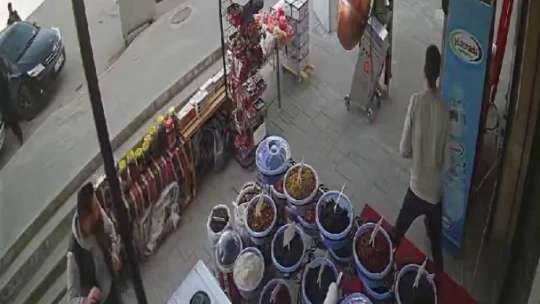 Husumetlisini vurup, bir şey olmamış gibi olay yerinden uzaklaştı