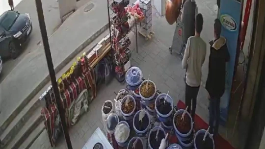Husumetlisini vurup, bir şey olmamış gibi olay yerinden uzaklaştı