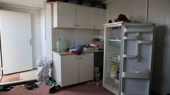 İçinde yaşadığı ve iş yeri olduğu barakası yandı, 75 yaşında zor durumda kaldı