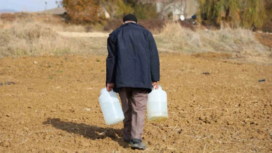 İçinde yaşadığı ve iş yeri olduğu barakası yandı, 75 yaşında zor durumda kaldı