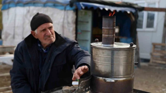 İçinde yaşadığı ve iş yeri olduğu barakası yandı, 75 yaşında zor durumda kaldı