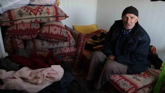 İçinde yaşadığı ve iş yeri olduğu barakası yandı, 75 yaşında zor durumda kaldı