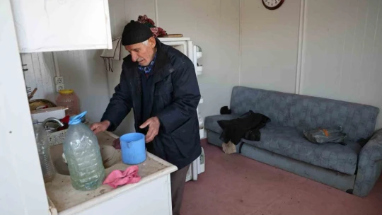 İçinde yaşadığı ve iş yeri olduğu barakası yandı, 75 yaşında zor durumda kaldı