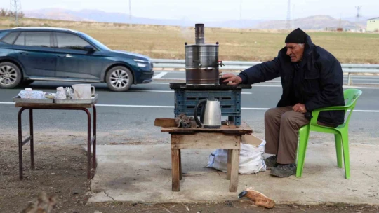 İçinde yaşadığı ve iş yeri olduğu barakası yandı, 75 yaşında zor durumda kaldı