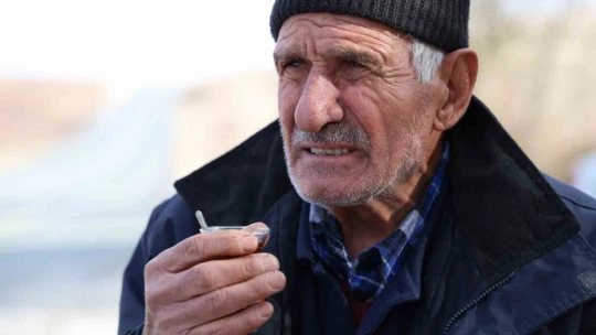 İçinde yaşadığı ve iş yeri olduğu barakası yandı, 75 yaşında zor durumda kaldı