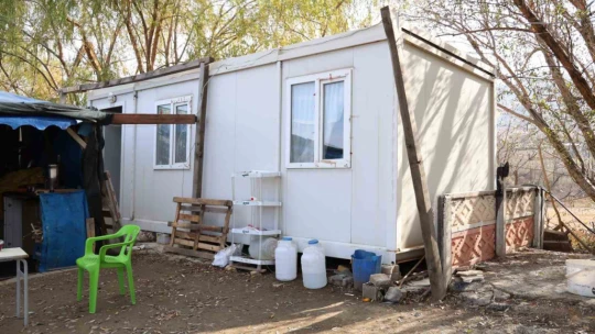 İçinde yaşadığı ve iş yeri olduğu barakası yandı, 75 yaşında zor durumda kaldı