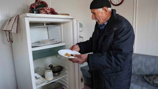 İçinde yaşadığı ve iş yeri olduğu barakası yandı, 75 yaşında zor durumda kaldı