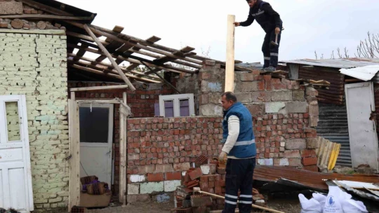 İHA'nın haberi ses getirdi: Barakada yaşayan ailenin yardımına Elazığ Belediyesi yetişti