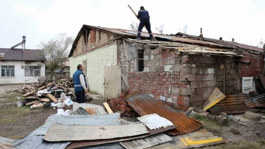 İHA'nın haberi ses getirdi: Barakada yaşayan ailenin yardımına Elazığ Belediyesi yetişti