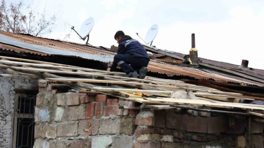 İHA'nın haberi ses getirdi: Barakada yaşayan ailenin yardımına Elazığ Belediyesi yetişti