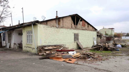 İHA'nın haberi ses getirdi: Barakada yaşayan ailenin yardımına Elazığ Belediyesi yetişti