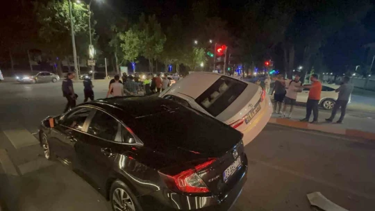 İki aracın arasına sıkışan otomobil diğer aracına üzerine çıktı: 2 yaralı