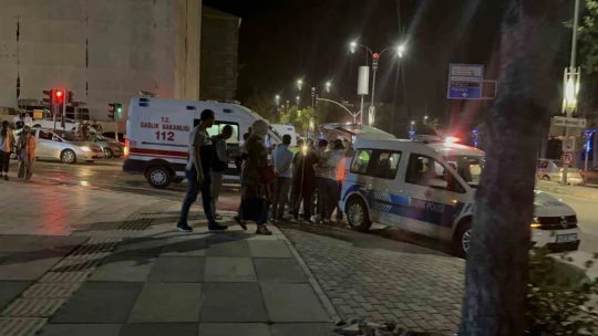 İki aracın arasına sıkışan otomobil diğer aracına üzerine çıktı: 2 yaralı