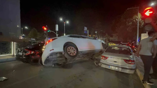 İki aracın arasına sıkışan otomobil diğer aracına üzerine çıktı: 2 yaralı