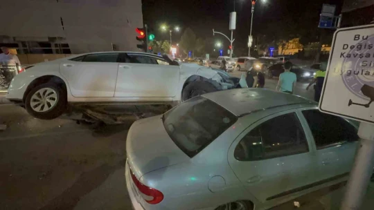 İki aracın arasına sıkışan otomobil diğer aracına üzerine çıktı: 2 yaralı