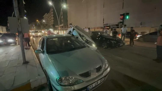 İki aracın arasına sıkışan otomobil diğer aracına üzerine çıktı: 2 yaralı