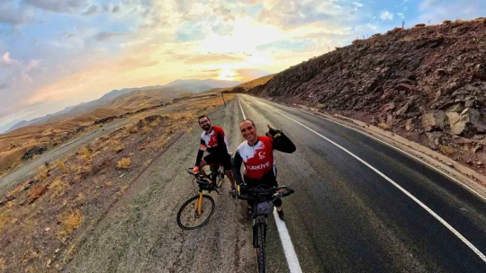 İki öğretmen bisikletle 5 günde 450 kilometre yol yaptı: Nemrut ve Göbeklitepe'ye bisiklet ile ulaştı