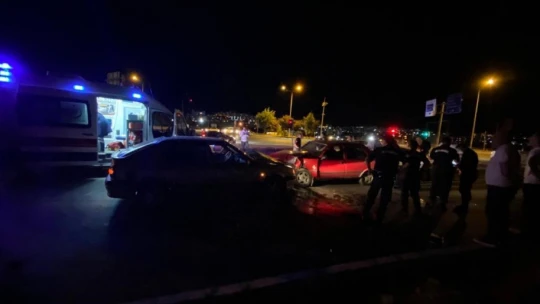 İki otomobil kafa kafaya çarpıştı: 1'i bebek 5 yaralı