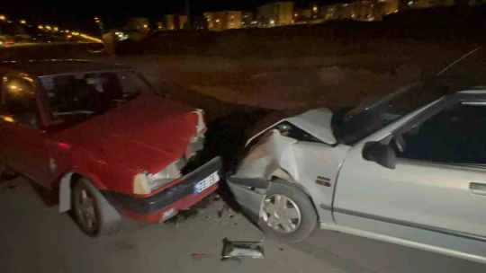 İki otomobil kafa kafaya çarpıştı: 1'i bebek 5 yaralı