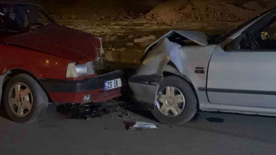 İki otomobil kafa kafaya çarpıştı: 1'i bebek 5 yaralı