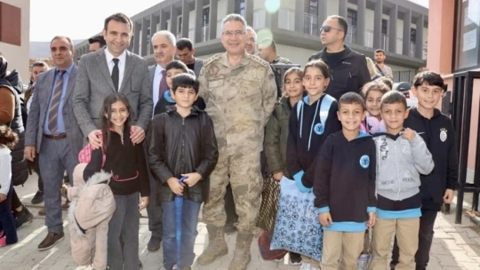 İl Jandarma Komutanı Evren'den 'Güvenli Okul Yolu Projesi' çerçevesinde okullara ziyaret