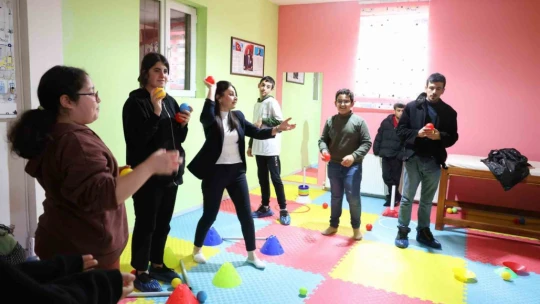 İlk ve ortaokul öğrencilerinden, 'Sevgiye Engel Yok' etkinliği