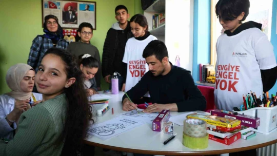 İlk ve ortaokul öğrencilerinden, 'Sevgiye Engel Yok' etkinliği