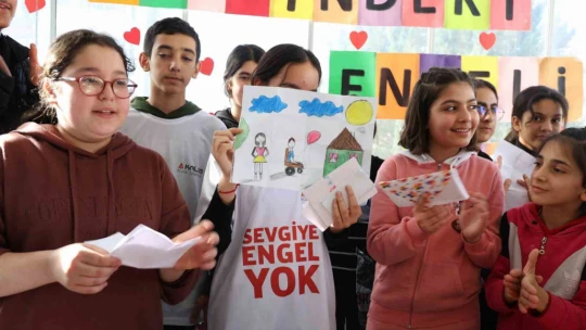 İlk ve ortaokul öğrencilerinden, 'Sevgiye Engel Yok' etkinliği