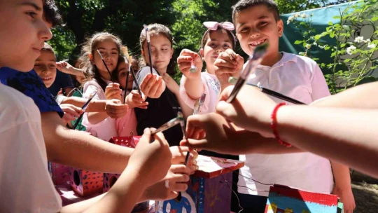 İlkokul öğrencileri sokak hayvanlarının yuvalarını onardı