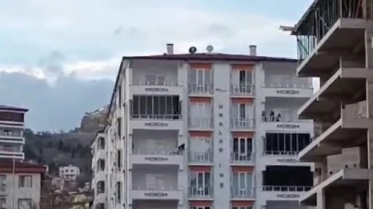 İnşaatın 5'inci katına çıkan kadını ekipler ikna etti